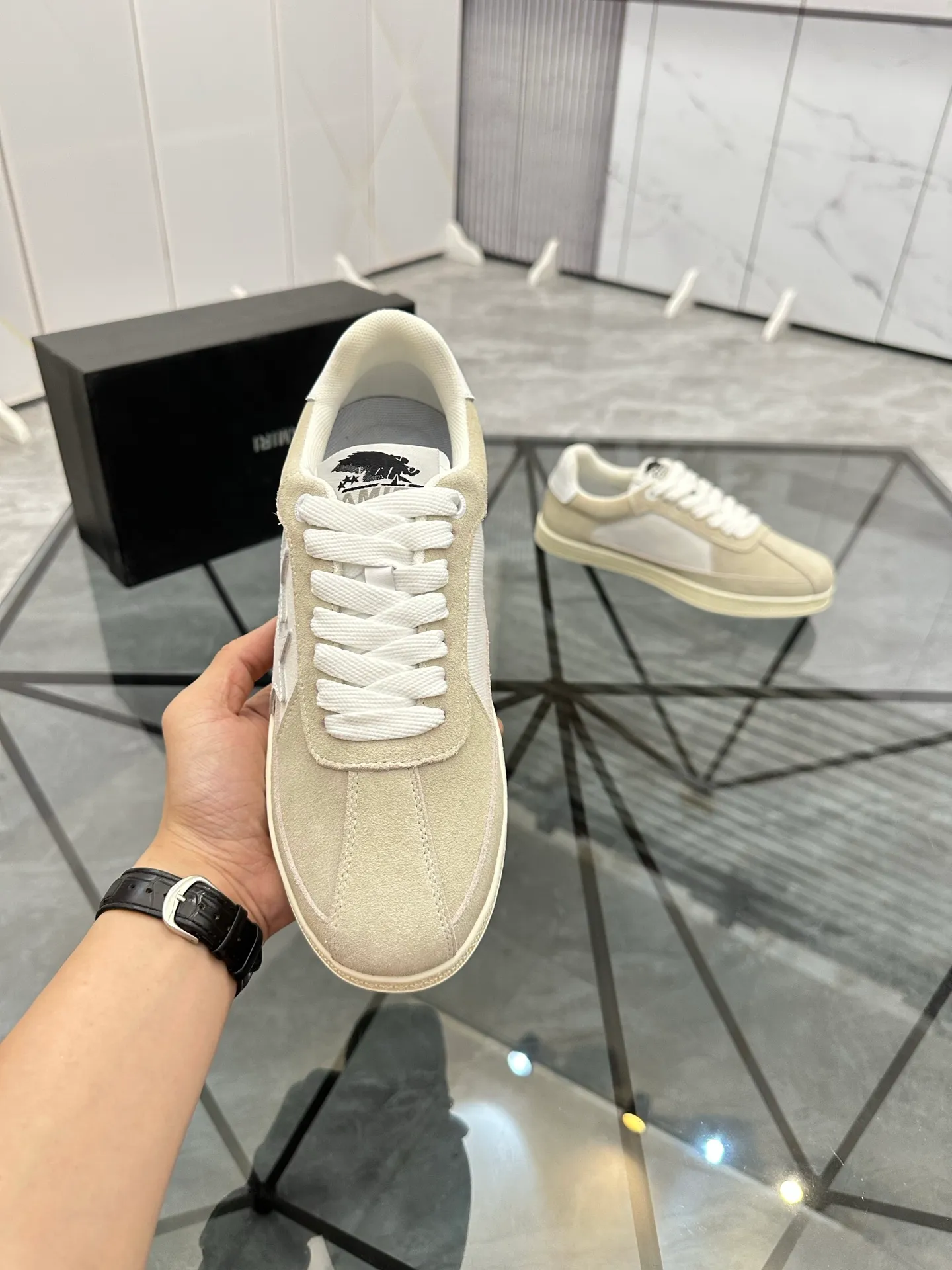 Men's shoes: 💰P420¥ Product trademark: AMIRI* "Amir*" low-top casual shoes Regular size: 38-45 (can be customized to 46) Product material: imported nubuck leather upper, breathable lining, original outsole. Number: 001